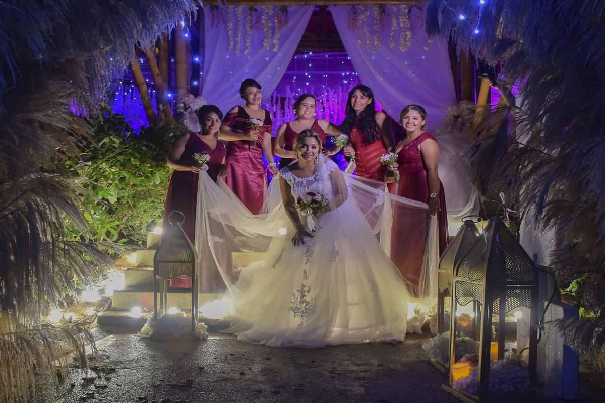 Damas de honor: Yurani Sánchez, Norelvia Sánchez, Kelly Quiroga, Elisa Sánchez y Milena Sánchez y Daniela Sánchez Otálora.